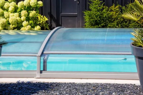 Les différents types d'abris piscine pour chaque jardin