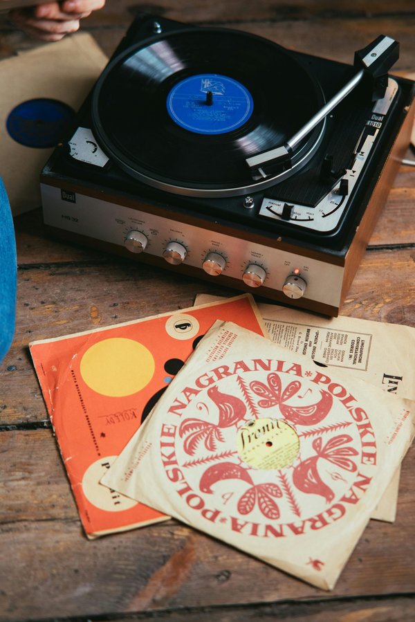 Vinyles d'occasion : explorez des pépites musicales incontournables